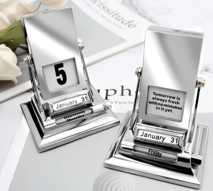 New Creative 3D Perpetual Calendar Metal Watch Calendar Craftsmanship Russian and English Office Home Desktop Decoration