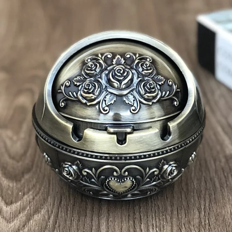 Spherical Metal Figurines Miniatures Ashtray European With Cover Creative Hotel Windproof Ashtray Home Decoration Accessories