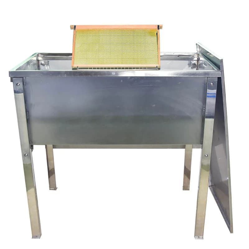 Beekeeping equipment Beehive frame holder with honey filter tank