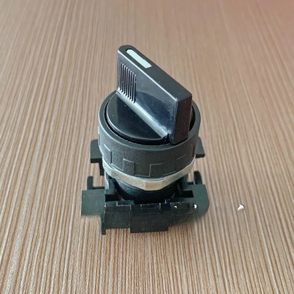Self-locking self-retaining two-position knob for Italian aircomps 1003A00032