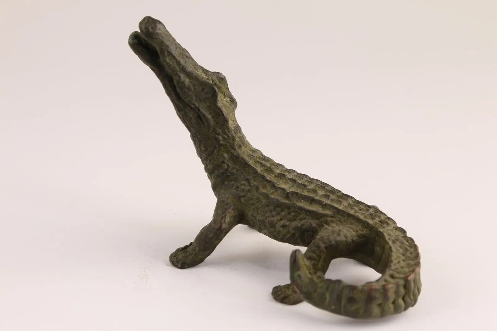 Rare Chinese bronze copper Crocodile figure Statue table decoration tea pet