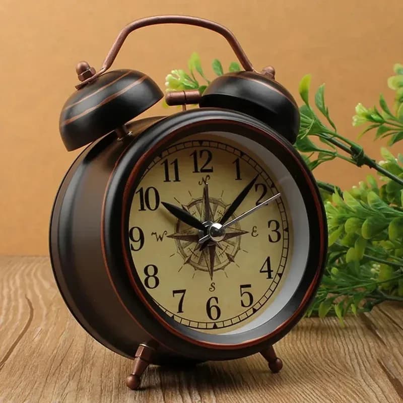 Vintage Night Light Alarm Clock European Retro Metal Alarm Clock Bedside Mute Needle Table Clock Gets Bed Ringing Bell Room