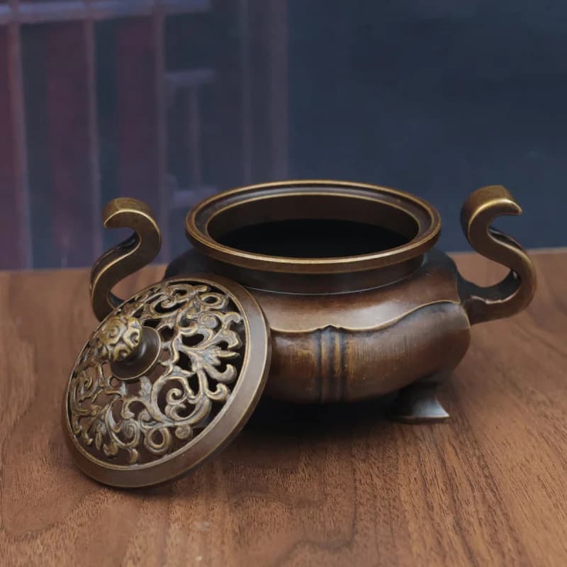Brass Three-Legged Covered Vintage Burner Incense Holder Copper Ornament Creative Decoration for Home Office Gift Giving