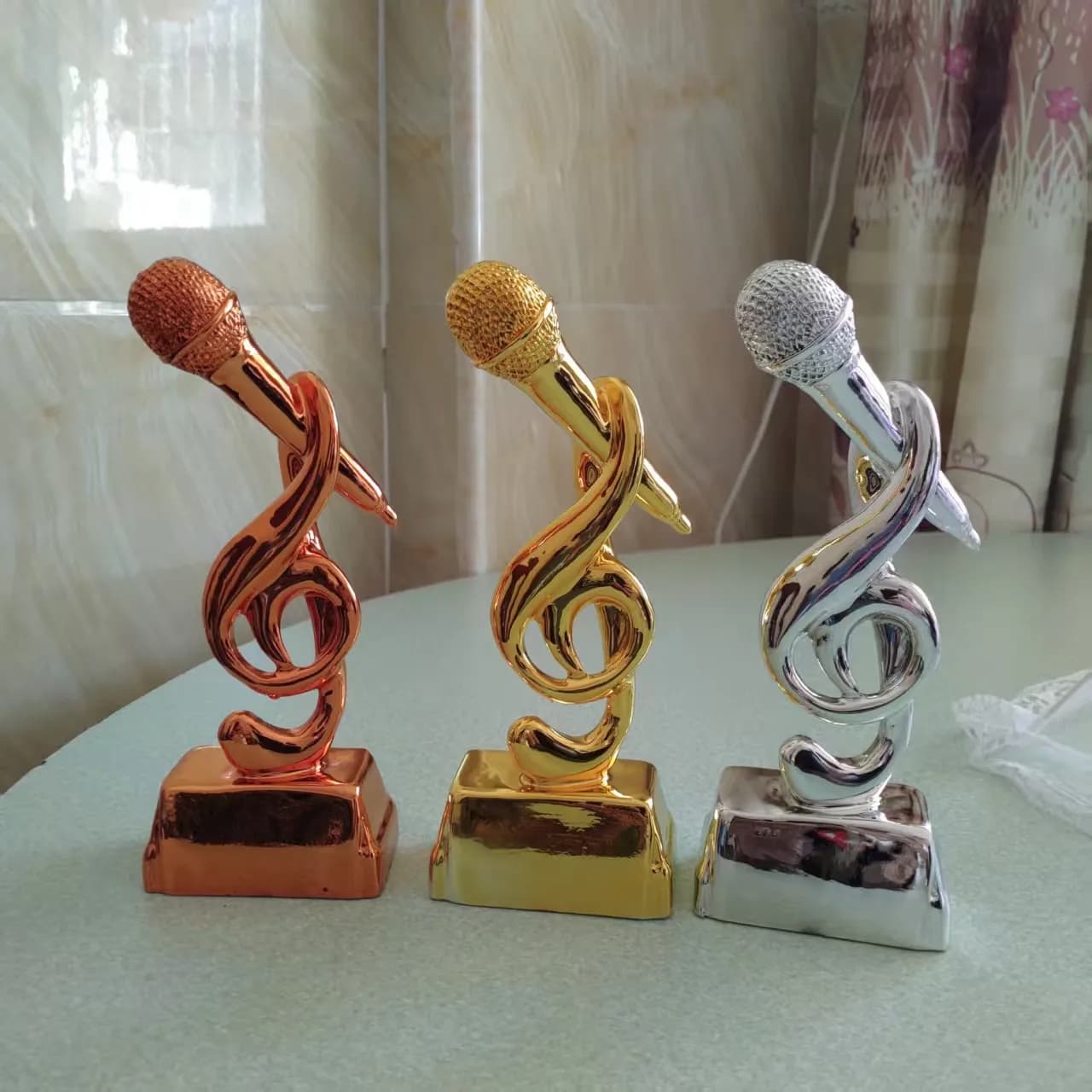 KTV Music Resin Trophy Host Speech Microphone Trophy Good Voice Singing Competition Metal Trophy