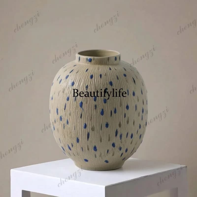 Modern simple hand-painted ceramic vase, living room TV cabinet ornament with dried flower arrangement in the model room