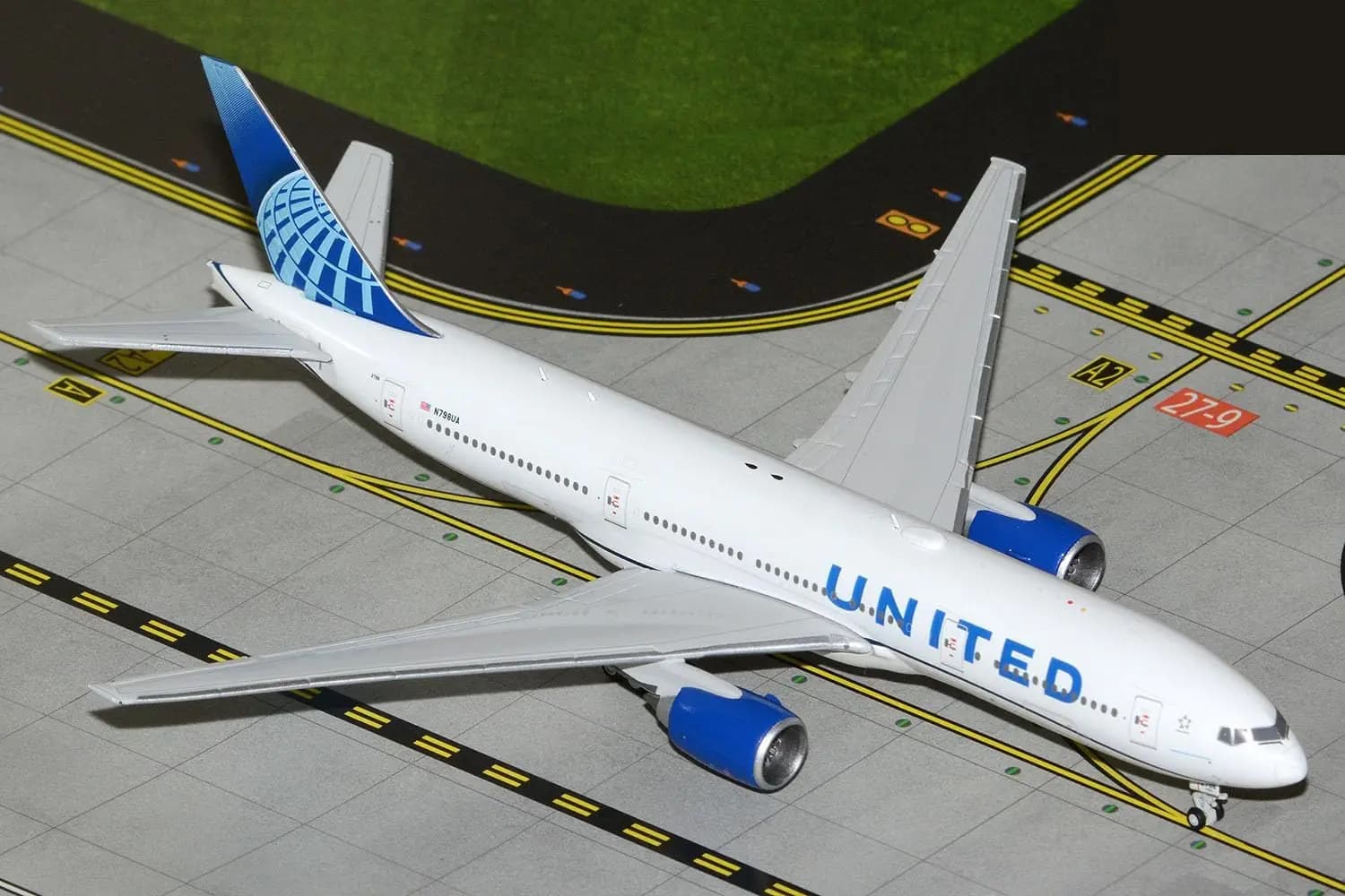 Collection Aircraft 777 United Diecast Resin 1:157 Scale 47cm B777 With LED & Wheels Souvenir Plane Model Ornament Gift