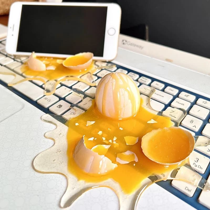 Funny Broken Egg Phone Holder Spilled Milk Tea Prank Toy Desktop Stand Stress Relief Ornament Novelty Home Office Decor Gift