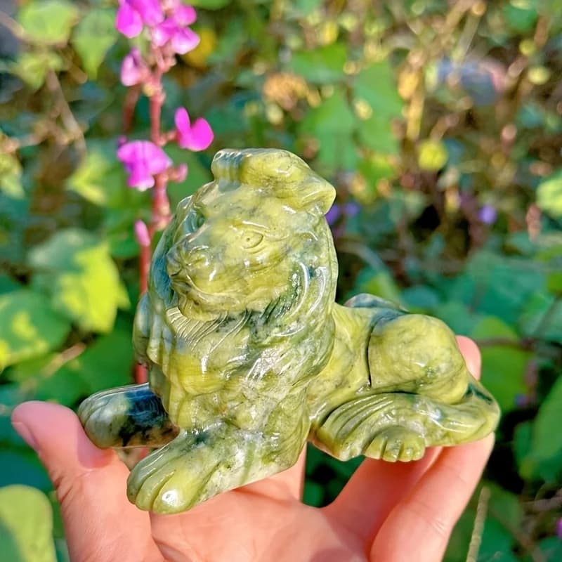 Hand-carved random natural stone crystal lion quartz sculpture, for spiritual healing, home decoration, crystal collection