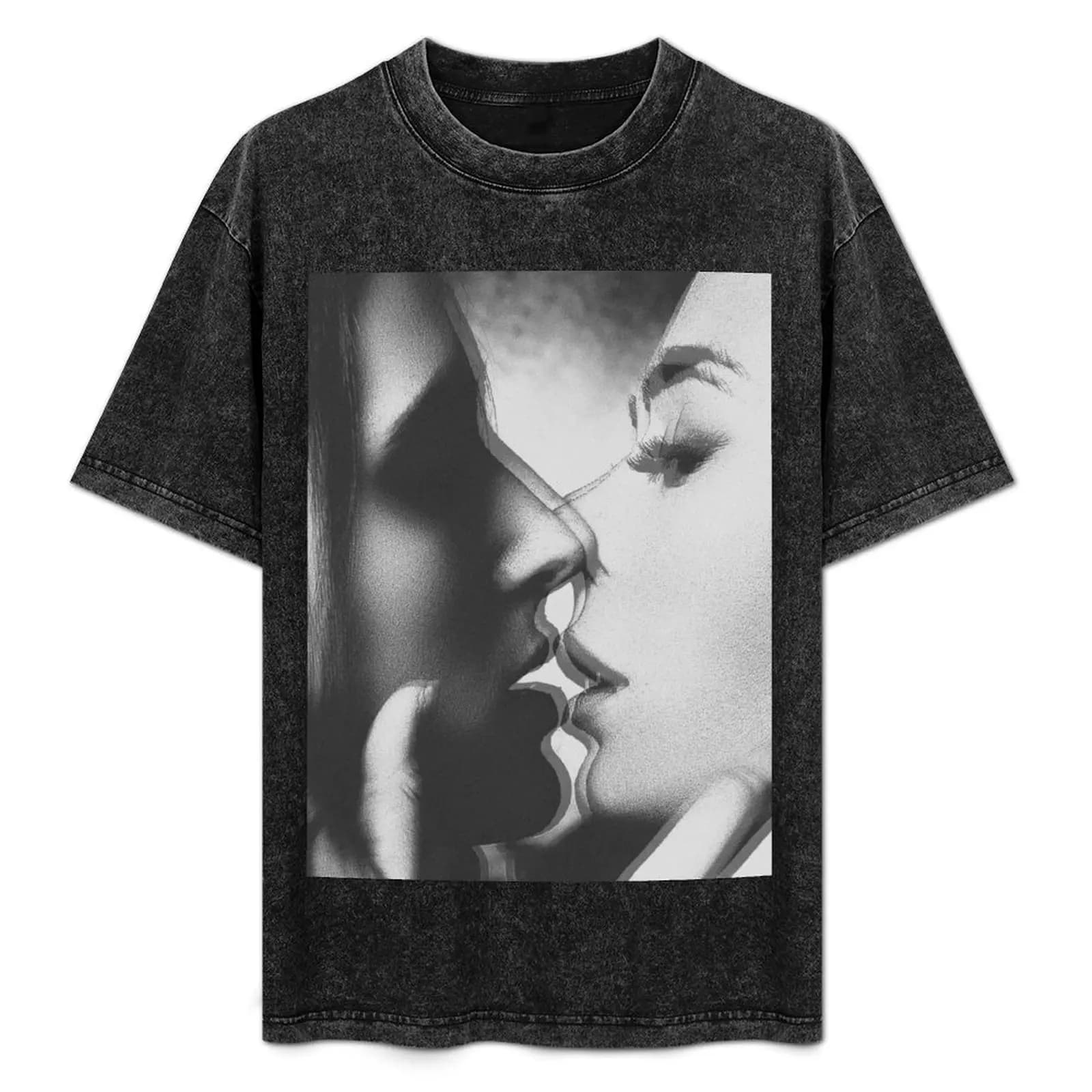 Girls Kissing. Sexy gifts. T-Shirt funny t shirts cotton t shirt man cotton T-Shirt