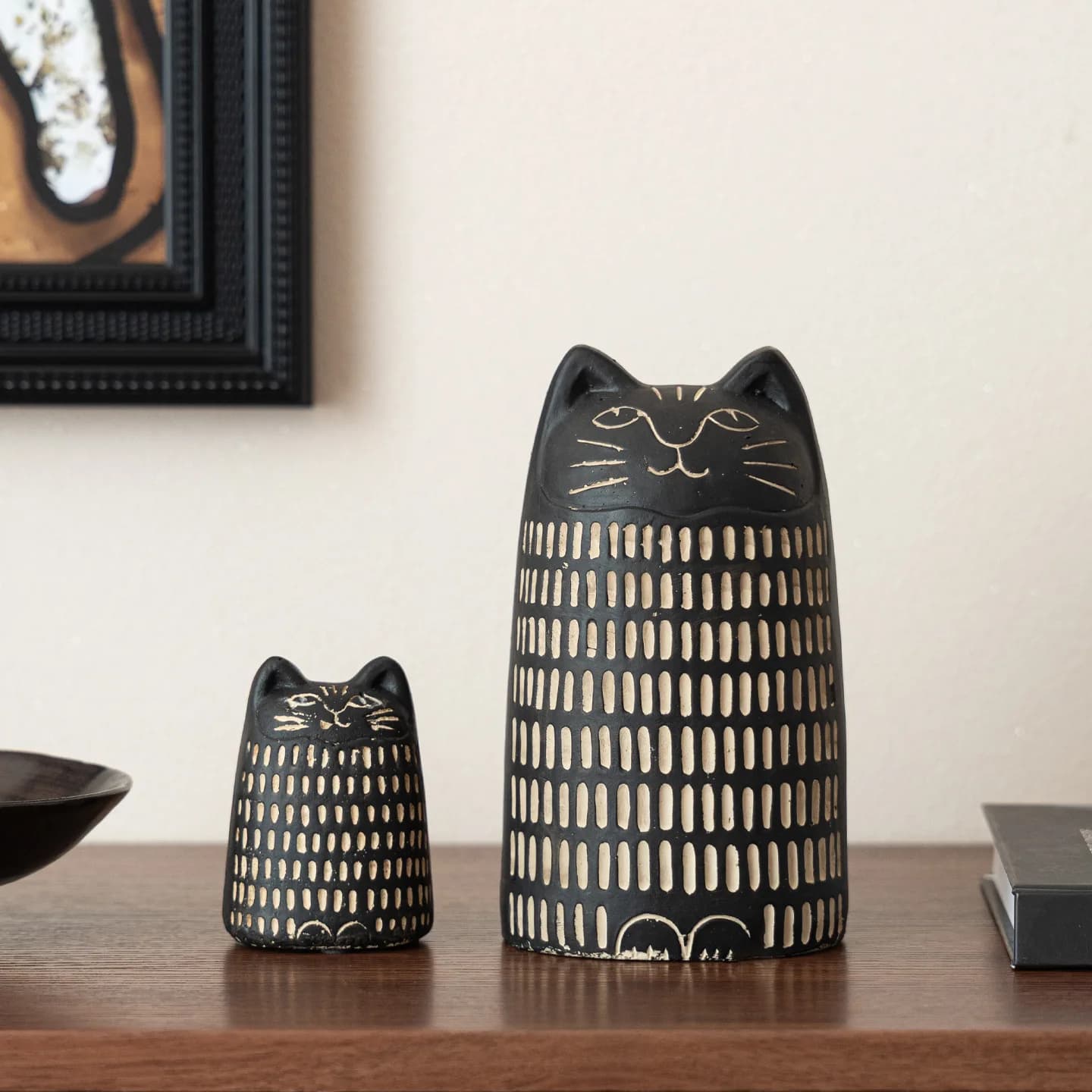 Retro Black Cat Figurine Striped Texture Resin Statue Hand Carved Style Animal Ornament for Living Room Desktop Home Decor