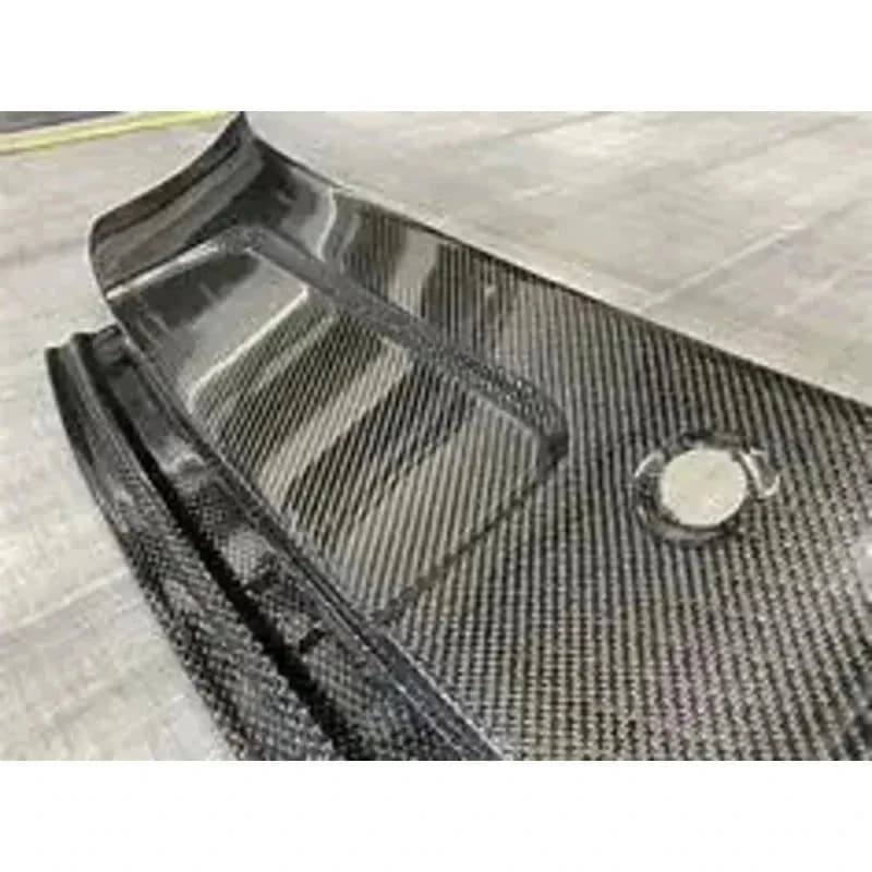 High Quality Carbon Fiber Spoiler Dry Ized Retrofit Leafboard Auto Parts