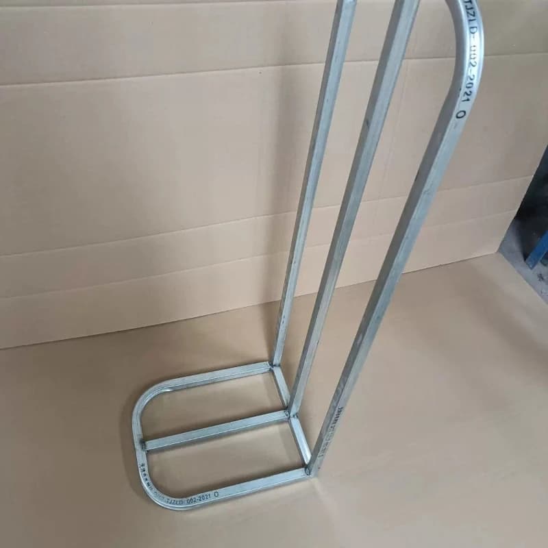 Adjustable V-shaped shelf welding for separate shelves in clothing stores