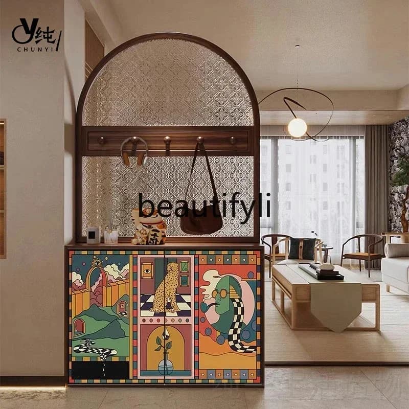 French glass screen living room is opposite the door, the entrance cabinet and shoe cabinet are integrated to store
