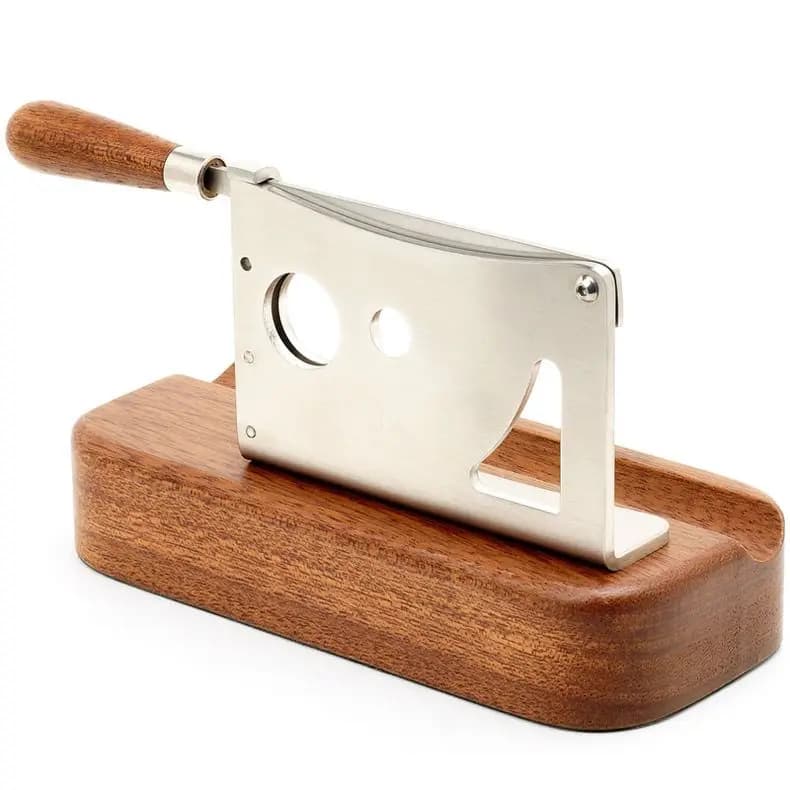 Desktop cigar brake cigar cutter C442 with safety buckle