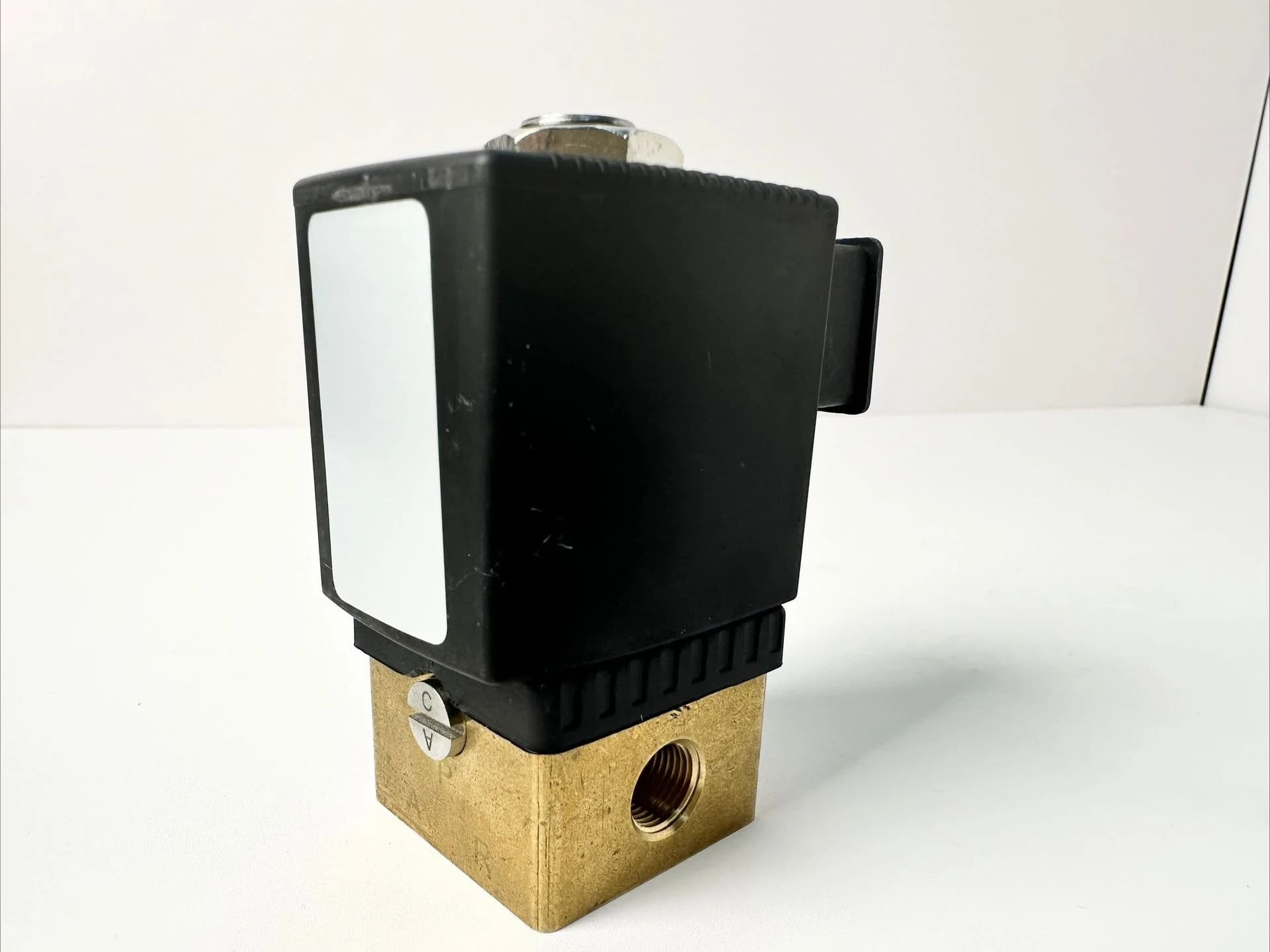 Parts Factory OutletSelf Holding Coil Two Position Three-way Brass Solenoid Valve With Manual Switch Energy-saving Pulse Valve