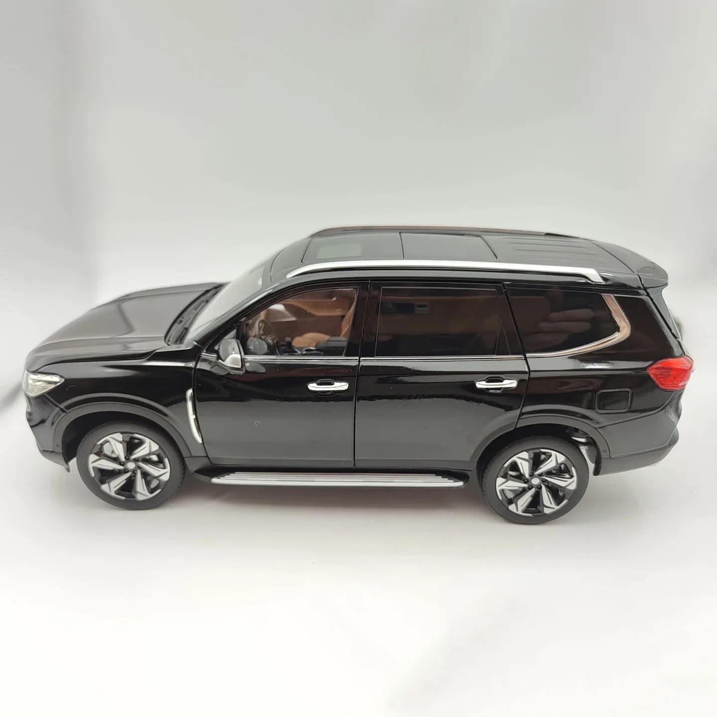 D90 Micromodel,MAXUS Desktop Decoration,Die-cast Alloy model,Metal Car Model,Adult Gift,black，blue,1:18