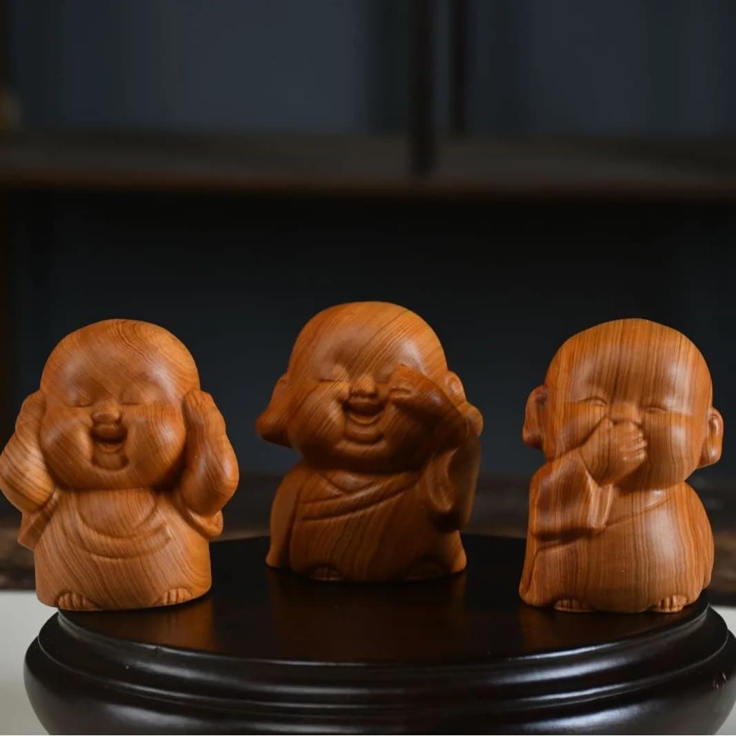 Cypress Wood Carved Three Wise Monks Zen Little Monk Hand Play Chenghua Red Oil Solid Wood Desktop Home Decor Craft OrnamentGift