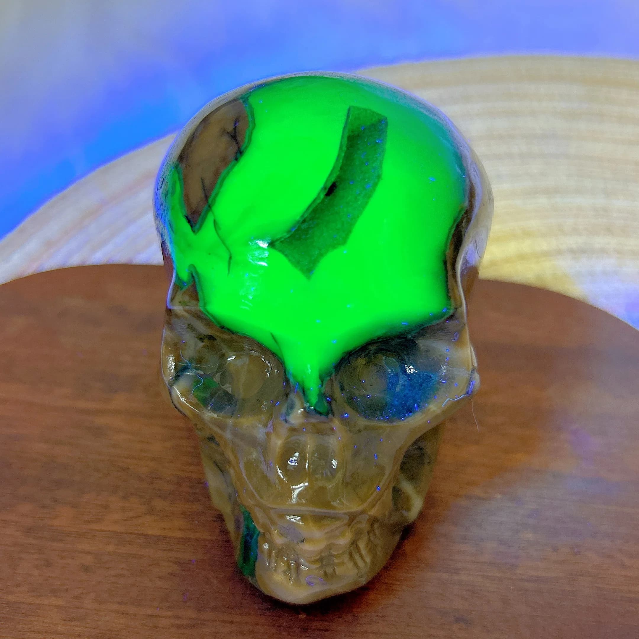 Natural Crystals Volcanic Agate Skull Carving UV Light Effect Green Flashy Stone Healing Energy Ornament Home Decorations Gift