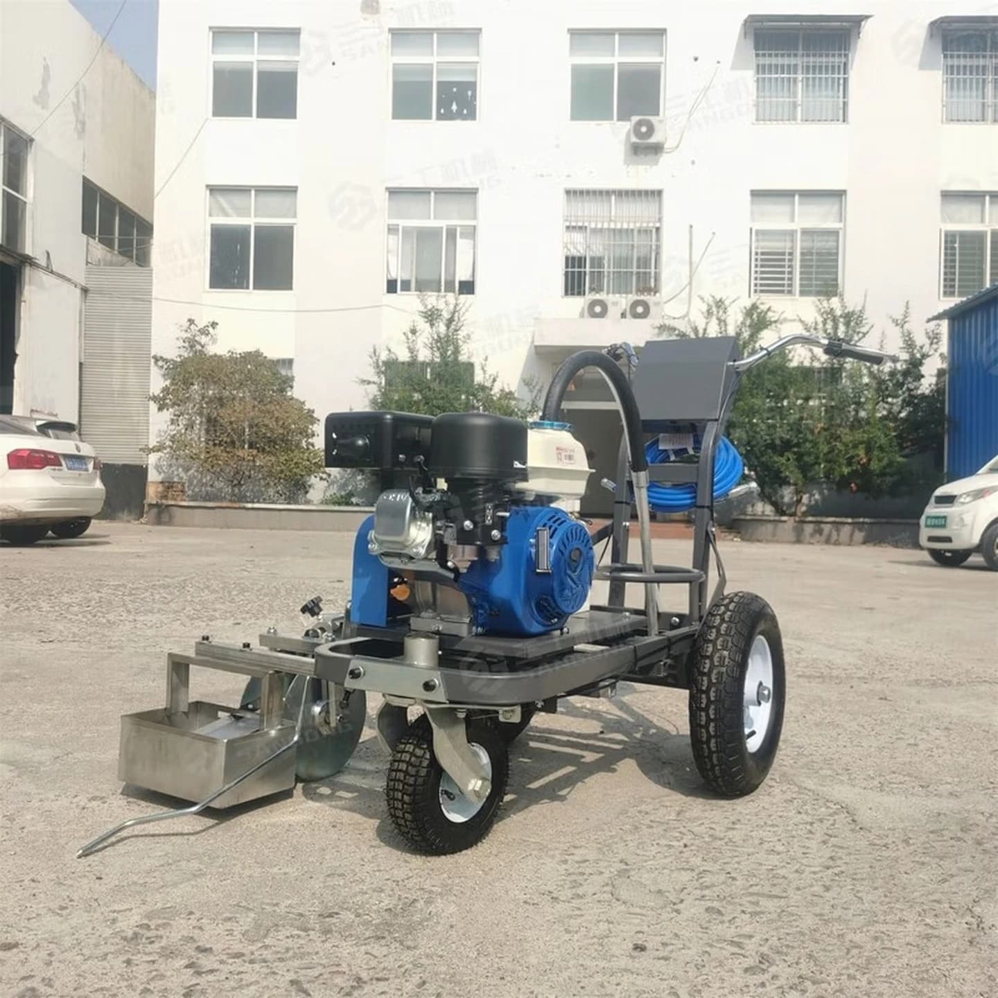 Small hand push cold spray marking machine ground parking space spraying line drawing playground driving calibration