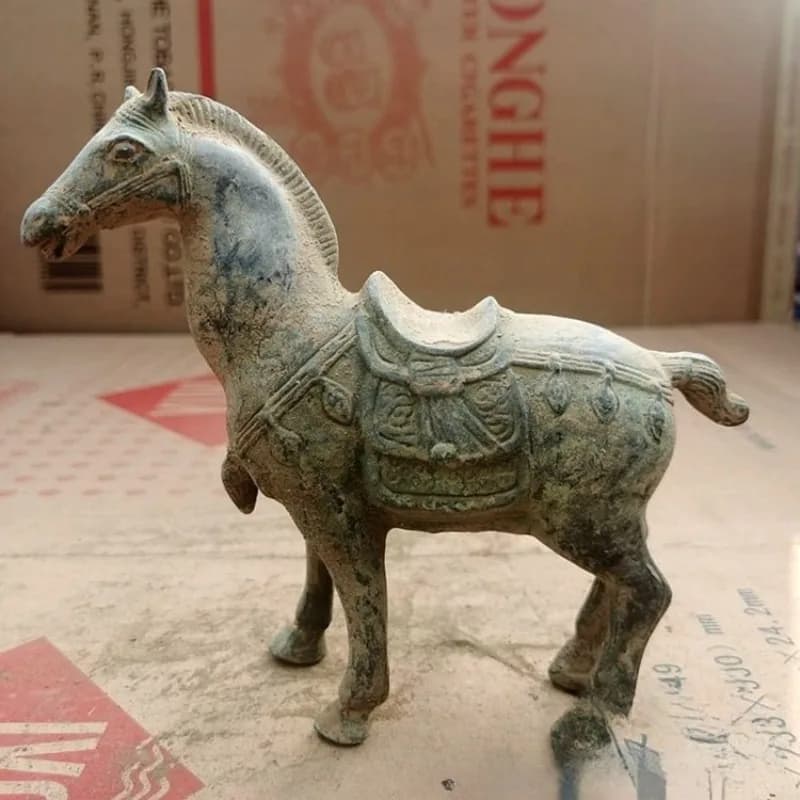 Vintage Chinese Tang Bronze War Horse Sculpture, Soil Rust Finish Ancient Craft Collectible Home Decoration Accessories