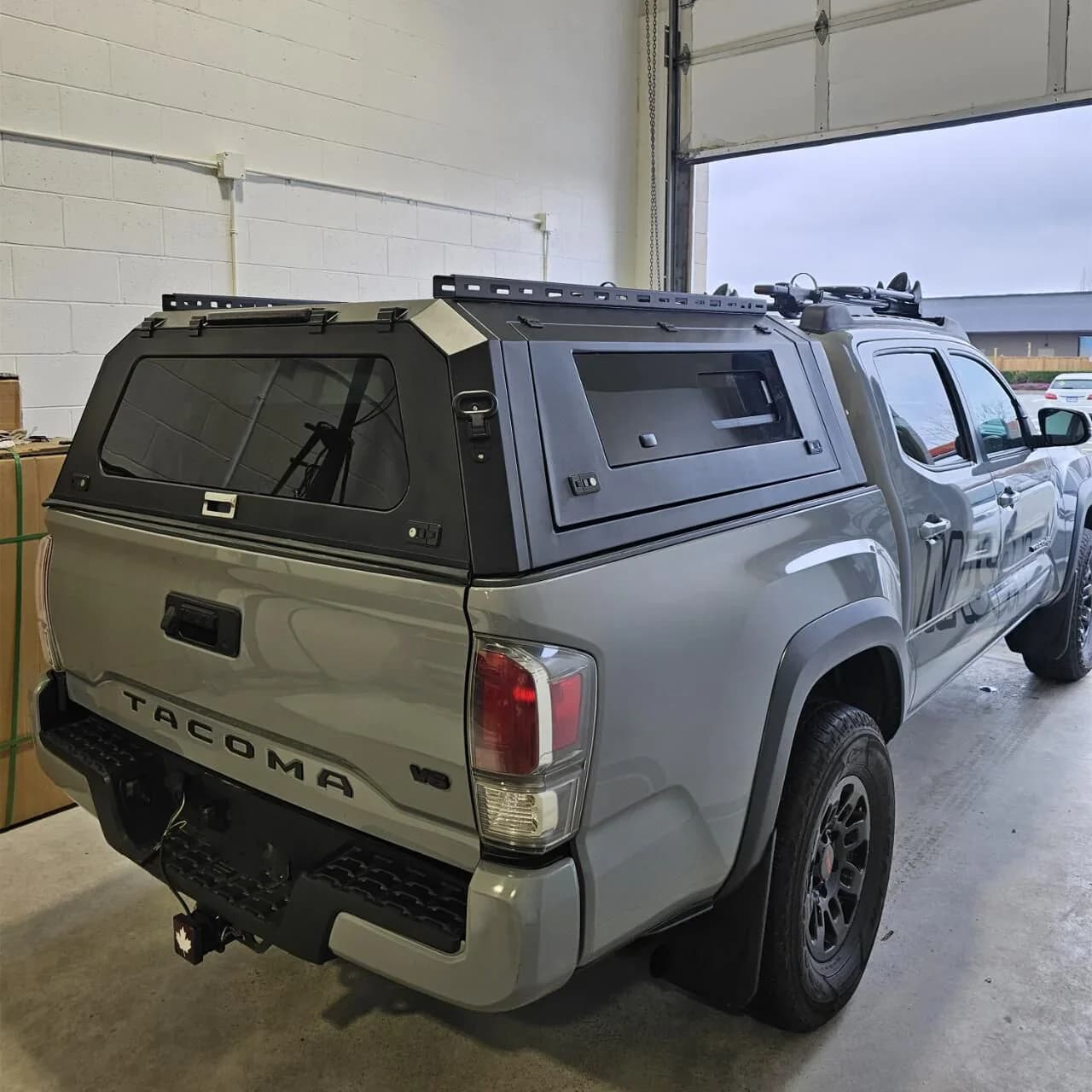 Stainless Steel Truck Canopy Tonneau Cover Hardtop Topper for Toyota Tacoma 4X4 Double Cab Pickup Cap With Roof Rails