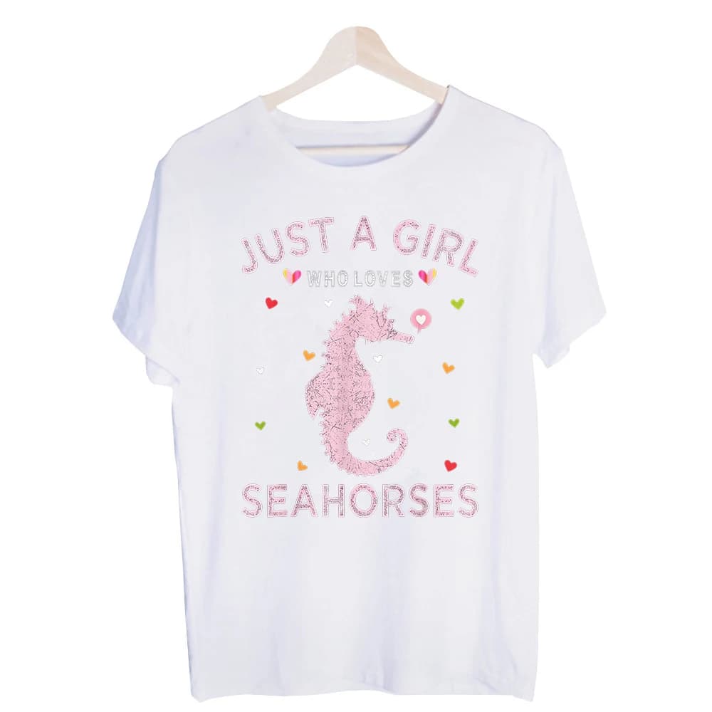 Women's Seahorse and Hearts Graphic Tee, Short Sleeve Crew Neck T-Shirt for Casual Summer Outfits
