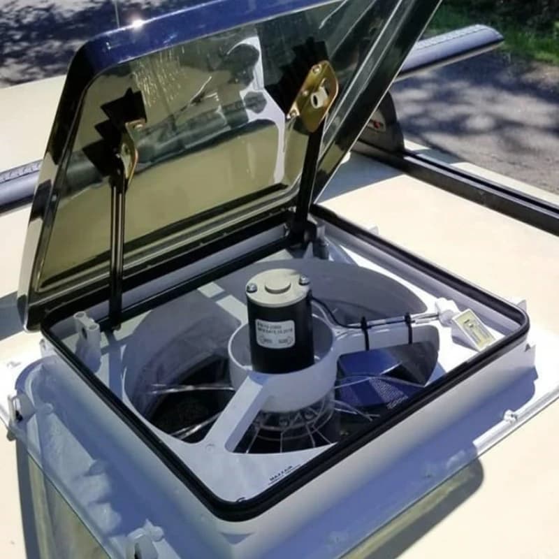 RV ventilation fan 10-gear speed regulation 12V remote control rain sensing air volume ventilation exhaust fan sunroof