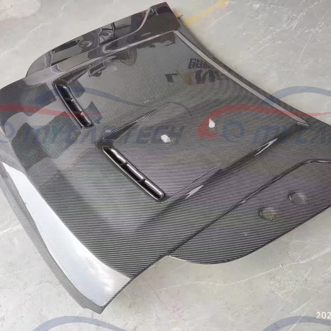 DRY Carbon Fiber  Hood for land roverPractical Good quality
