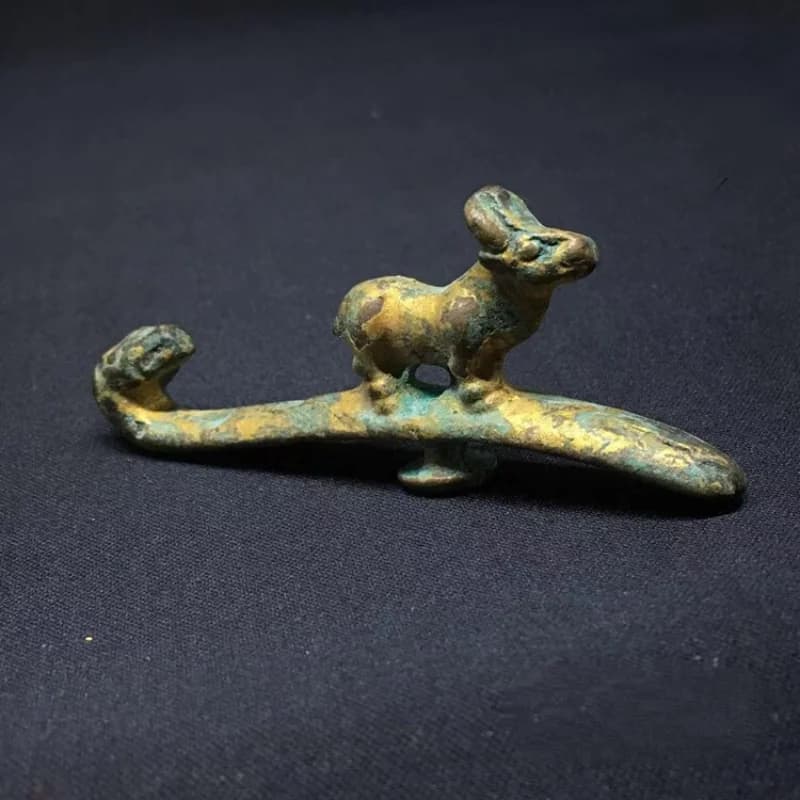 Chinese Archaic Style Gilt Bronze Belt Hook Ancient Han Dynasty Style Garment Buckle Curio Desktop Collectible Ornament