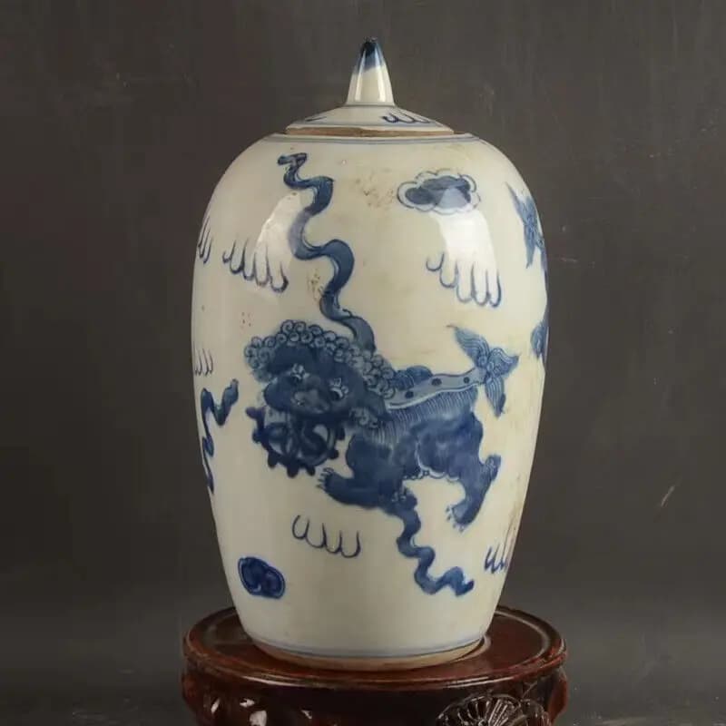 Exquisite Chinese Porcelain Blue and White Porcelain Pot with Lion Pattern Jar