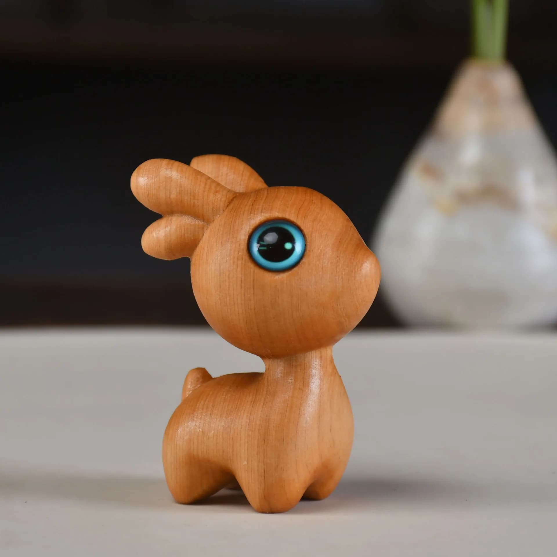 Cypress Wood Carved Deer Figurine Sandalwood Dream‑Eating Deer Creative Keychain Hand Play Ornament Lucky Souvenir Gift