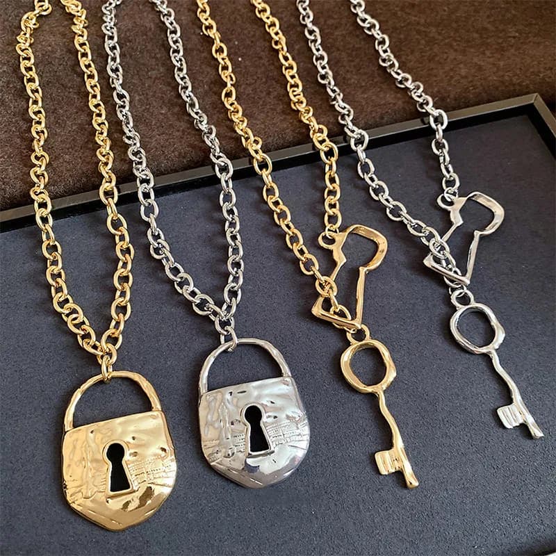 European Retro Metal Chain Keychain Necklace for Women Simple Luxury Collarbone Chain Fashion Couple Jewelry