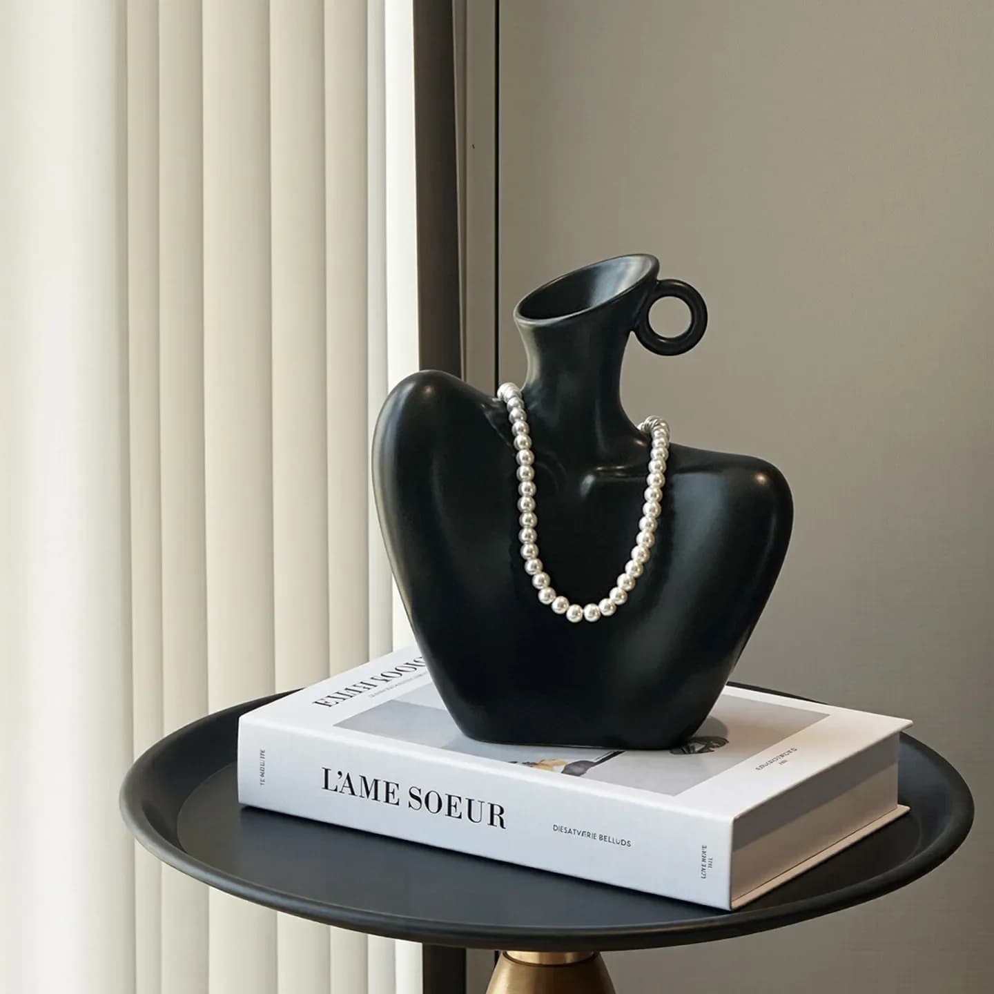 Artistic and Creative Ceramic Vase Shaped Like a Human Collarbone—A Niche,Design-Forward Decorative Piece for the Living Room