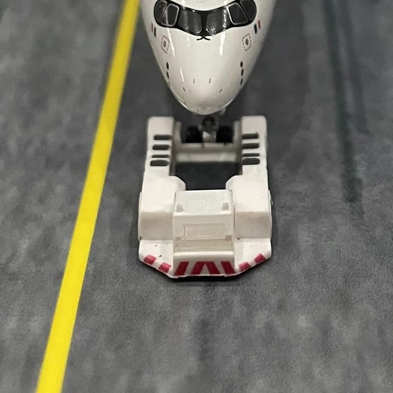 1:400 Scale Model Aircraft Plastic Airport Ground Crew Accessories Trailer Tow Truck for Plane Trolley With Wheels Scene Props