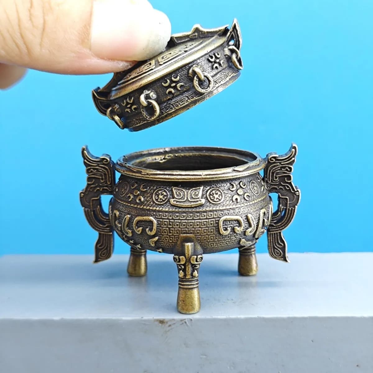 Vintage Brass Chinese Tripod Ding Censer Mini Incense Burner Antique Desktop Ornament Home Decor Collectible Craft Gift