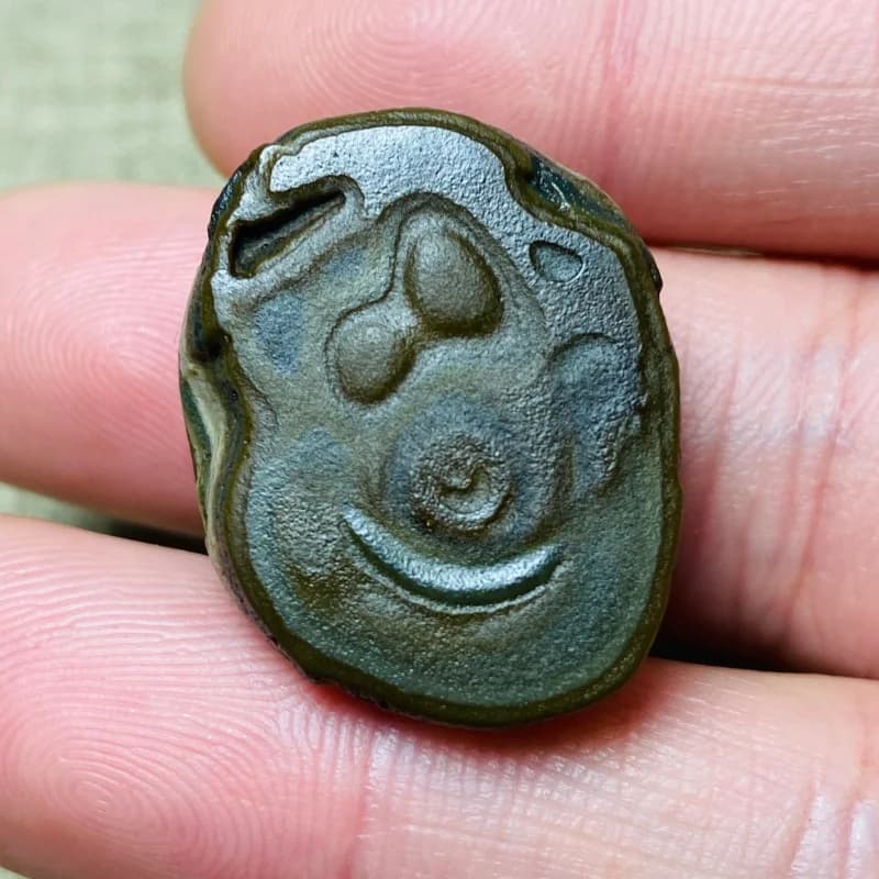 Natural Agate Stone with Unique Eye Pattern - Rare Collectible Raw Agate Specimen for Decoration