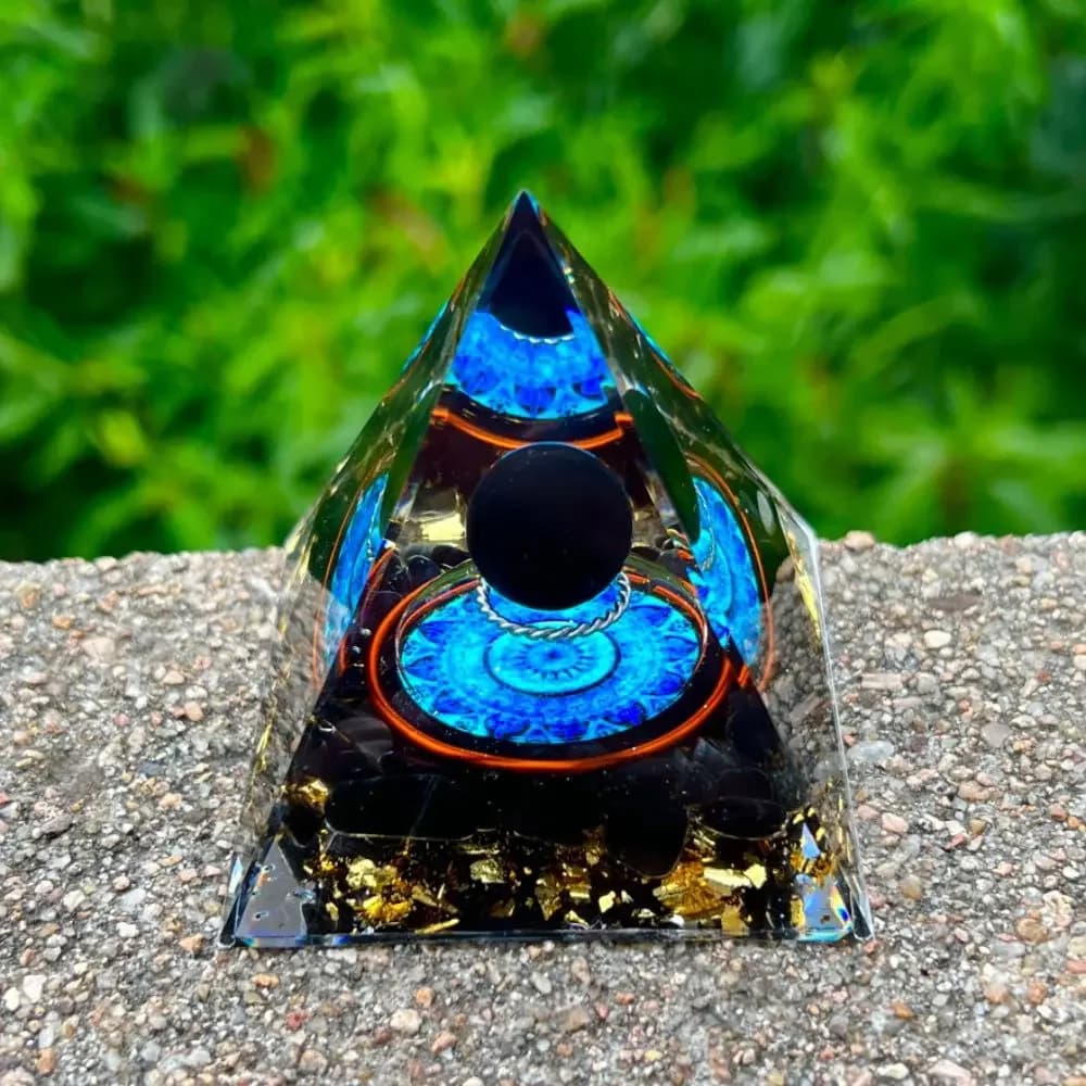 Natural Crystal Energy Generator Pyramid Energy Stone Amethyst Reiki Healing Chakra Resin Pyramid Egyptian Decor Room Decoration