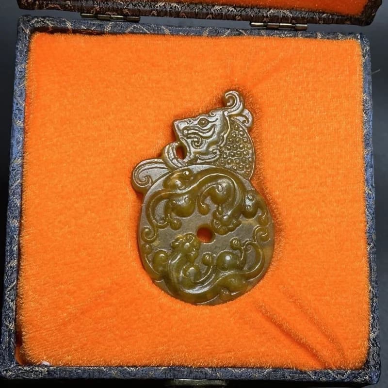 Han Dynasty Xiuyan Jade Old Objects Antique Jade Gaogu Jade Jade Old Jade Distressed Ornaments Hand Pieces Dragon Brand with Box
