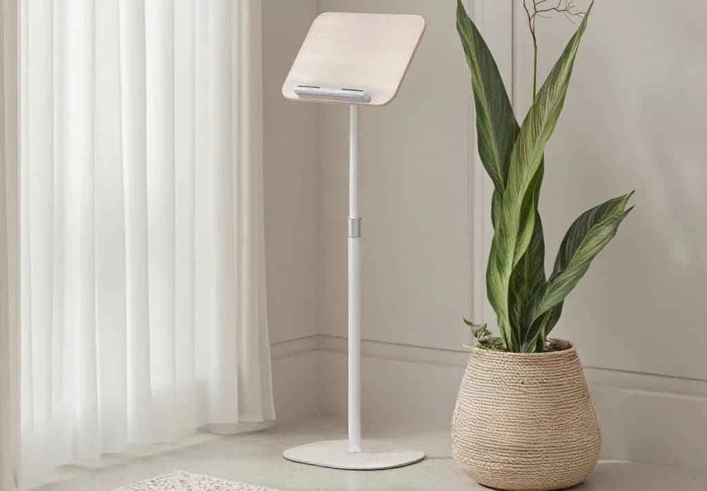 Solid wood floor-to-ceiling reading bracket can be lifted and adjusted to see the bookshelf