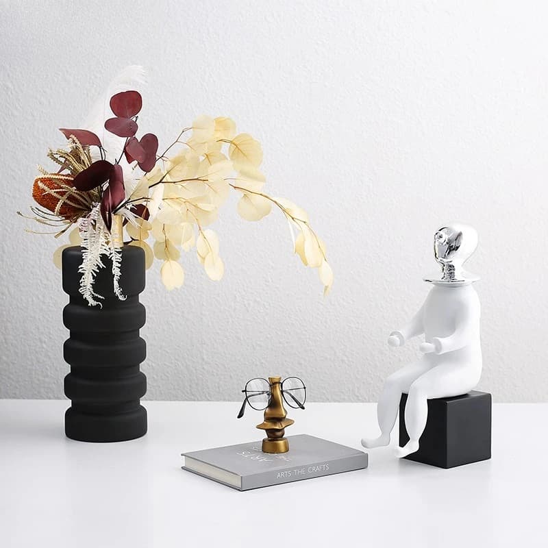 Modern minimalist creative cartoon sitting clown man resin crafts, model room  ornament home decoration