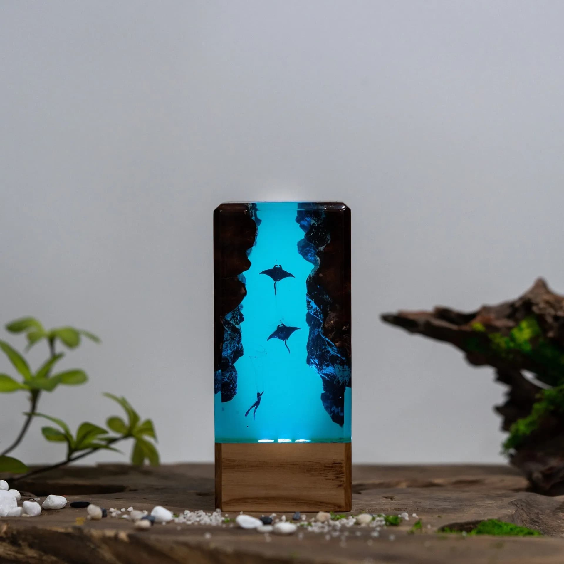 Scuba Divers and Manta Ray Resin Night Light Ornaments for Deep-sea Exploration Home Decoration Craft Items and Gifts