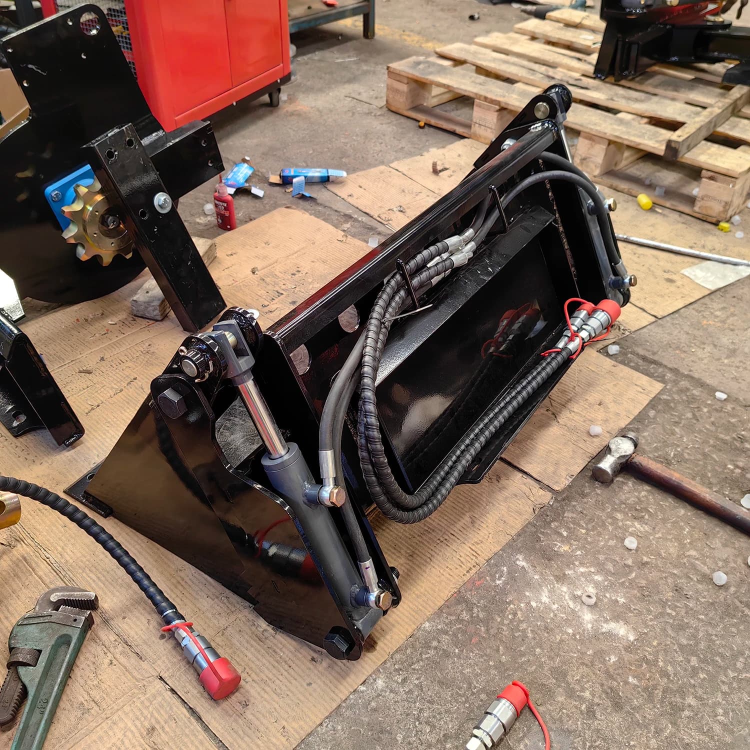Overseas Warehouse Spot Goods Loader Attachments Hydraulic 4 And 1 Bucket For Mini Skid Steer Loader