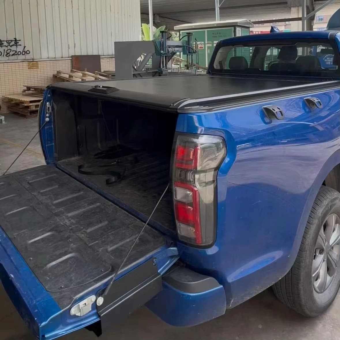 Easy Install Retractable Aluminum Tonneau Cover for Pickup Trucks-Lockable Waterproof Remote & Manual Features