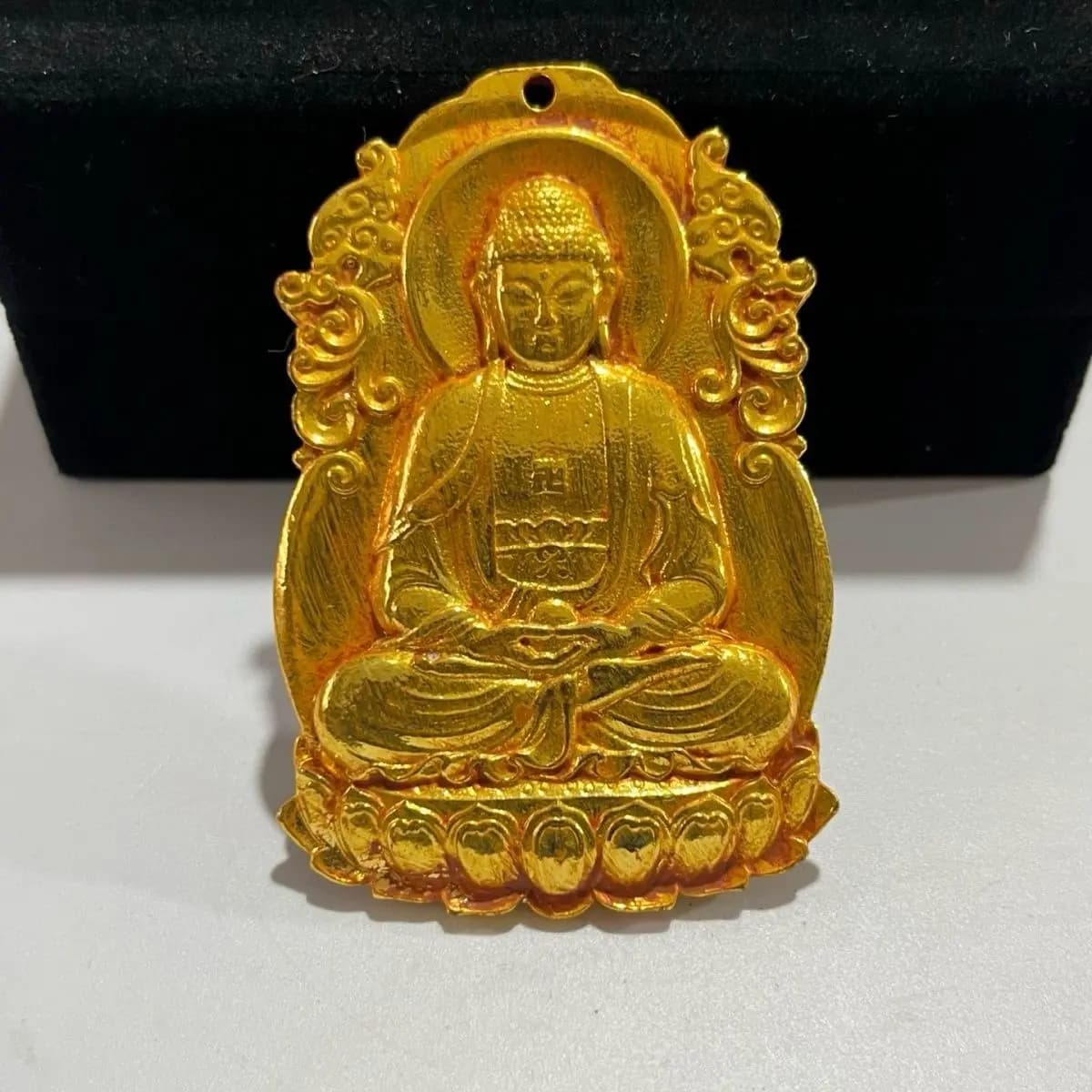 Guanyin seated statue pendant pendant, gilt solid pendant, Guanyin statue, take a picture and send a lanyard.