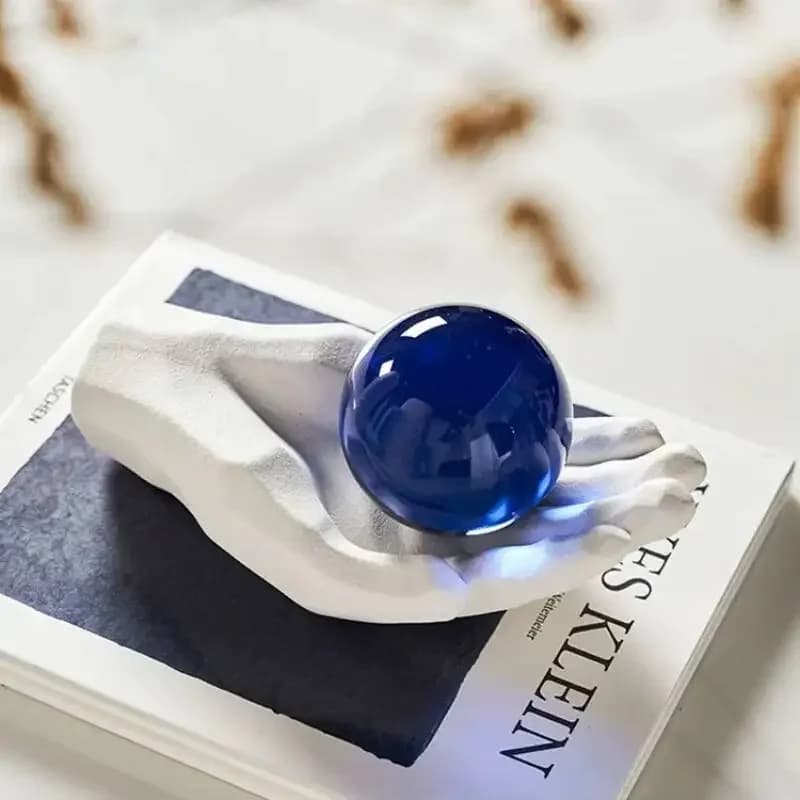 Resin Handicrafts Geometric Crystal Ball Palm Ornament Artistic Hand Sculpture Ball Handler Decorative Figurines Home Decoration