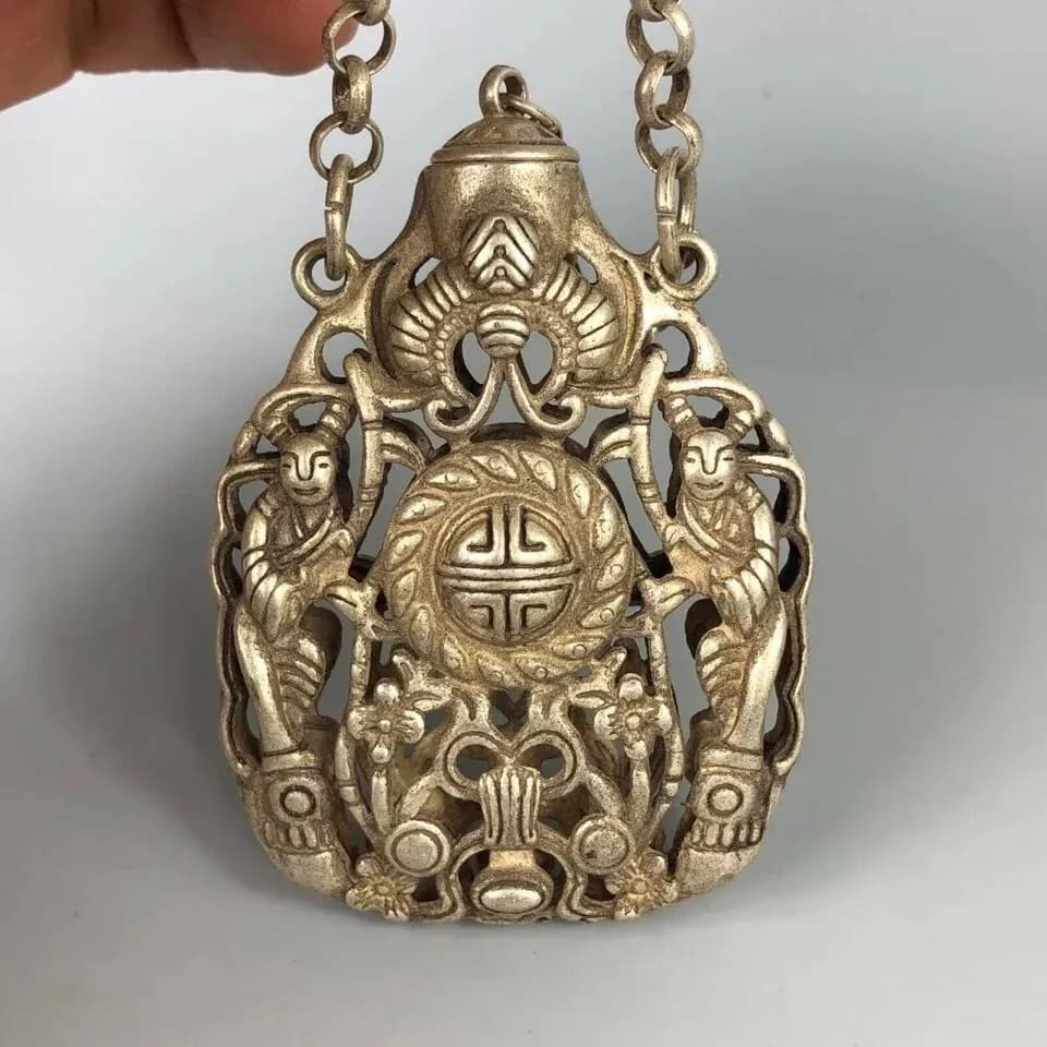 Chinese Old Tibet Silver Handcarved Flowers Spice Box snuff snuff bottle