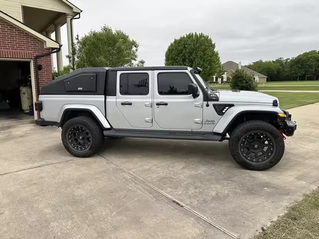 Manganese Steel Manual Waterproof Locking Fold Truck Bed Tonneau Cover for Jeep Gladiator Canopy