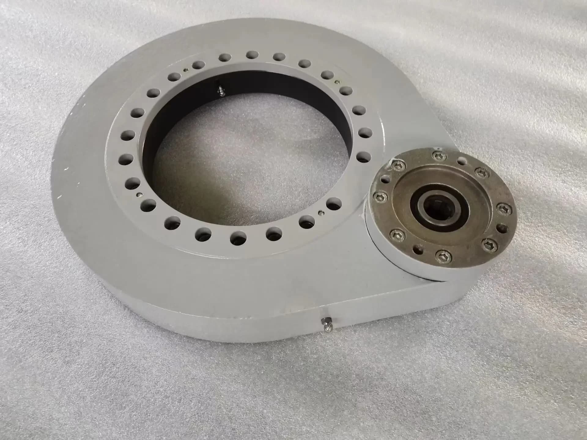 Customized Spur Gear Slewing Drive with Cross Roller for Construction Machinery Farm Industries Slewing Bearings Ring Sealed