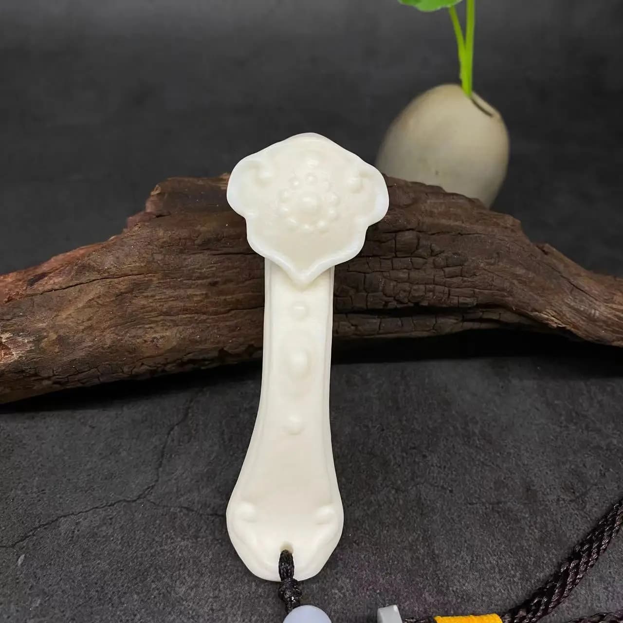 Ivory Nut Carved Auspicious Ruyi Hand Piece Wenwan Car Hanging Desktop Craft Ornament Lucky Amulet Decor Accessory