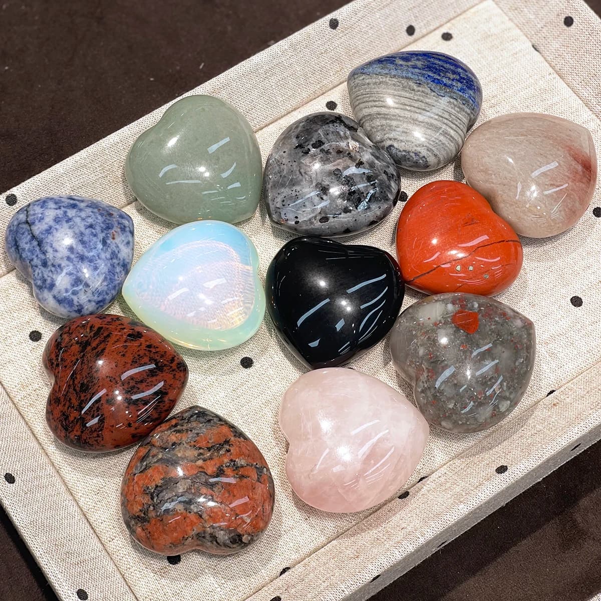 1PC Natural Stone Bead Ornament Heart Shape Healing Spiritual Crystal Energy Stone Home Decortions 40x41mm